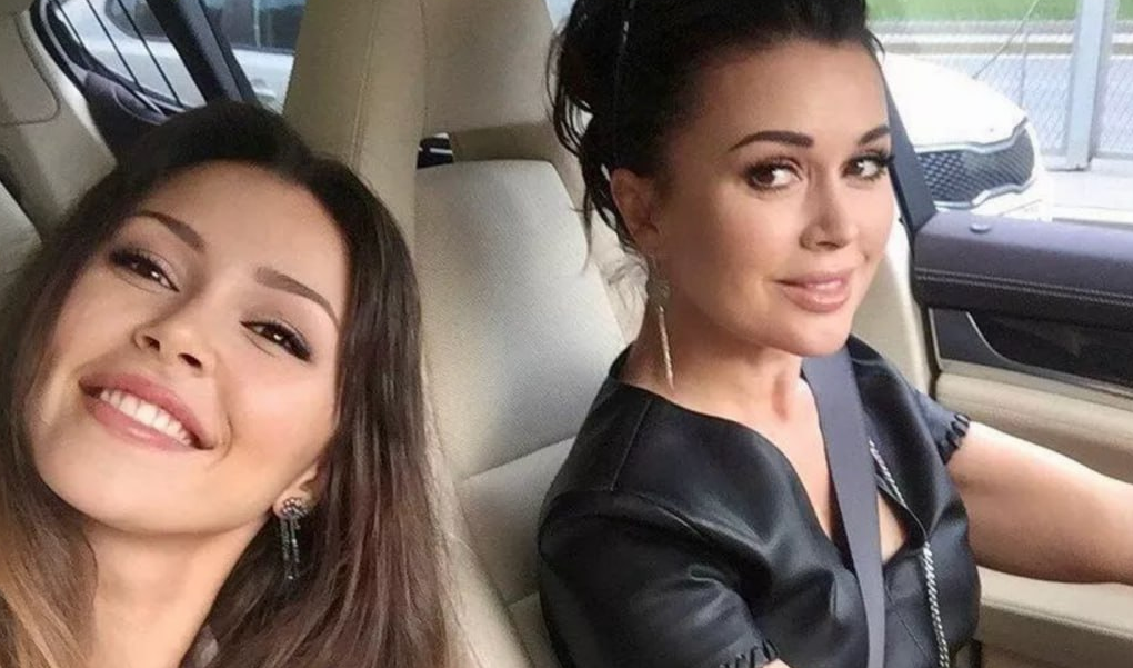 Старшая дочь Анастасии Заворотюк на прощании с актрисой прятала глаза от прессы