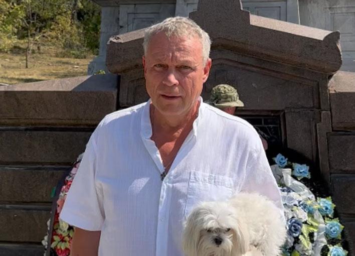 Хранивший молчание Сергей Жигунов приехал попрощаться с Анастасией Заворотнюк