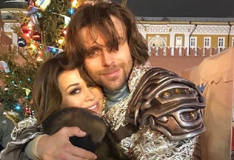 Пётр Чернышёв поцеловал крест на могиле Анастасии Заворотнюк