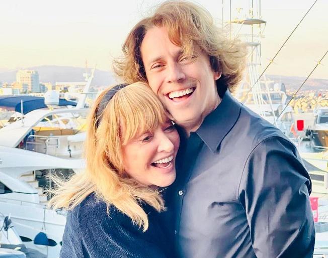 Пугачёва в тёмном балахоне светилась от счастья с Галкиным на пирсе