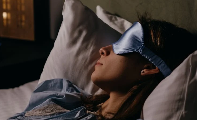 Дерматолог Андрян заявила, что хроническое недосыпание грозит отечностью лица