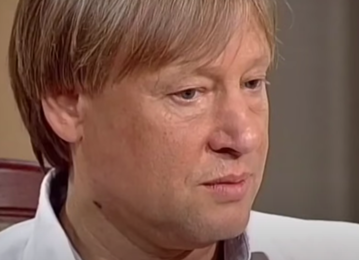 Дмитрий Харатьян стал жертвой разборок и остался без электрокара