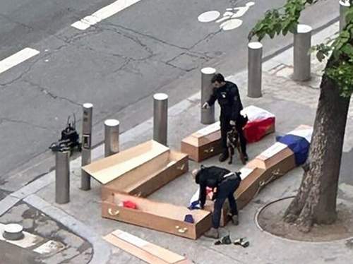 У Эйфелевой башни выставили гробы с &laquo;погибшими на Украине французами&raquo;