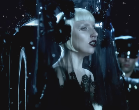 Леди Гага появилась на публике с округлившимся животом Леди Гага появилась на публике с округлившимся животом