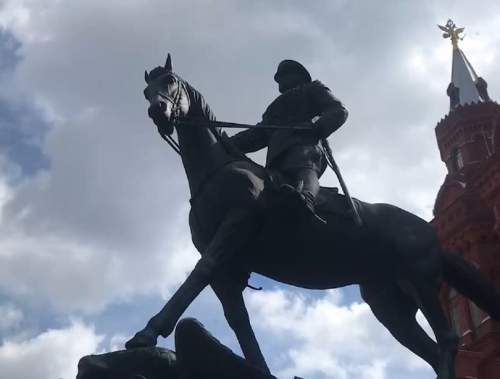 Две медсестры нанесли «ГУР» на памятник полководцу Жукову возле Кремля (ФОТО, ВИДЕО)