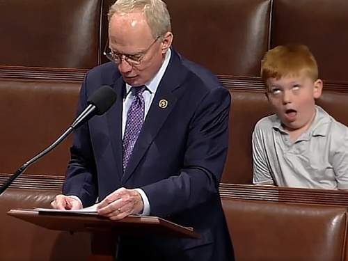 Рыжий мальчик пришел на работу к отцу в Конгресс и стал мемом в Сети (ВИДЕО) Рыжий мальчик пришел на работу к отцу в Конгресс и стал мемом в Сети (ВИДЕО)