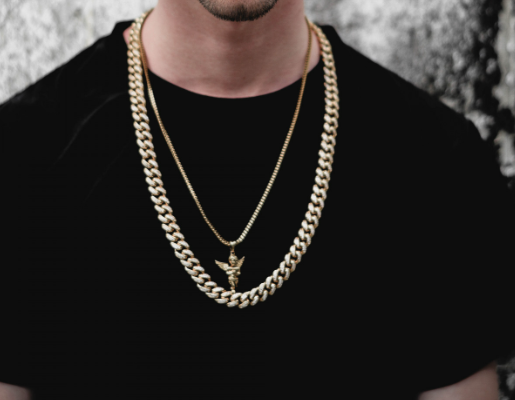 В США выпущенная преступником пуля попала в цепочку мужчины вместо шеи В США выпущенная преступником пуля попала в цепочку мужчины вместо шеи