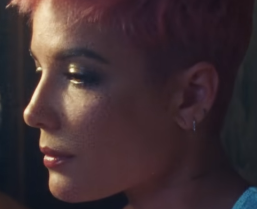 Холзи со слезами на глазах сообщила о наличии тяжелого заболевания