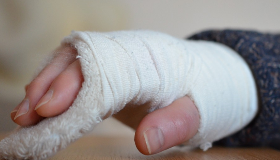 Ведущая Первого канала Резчикова сломала руку и снялась с эфира