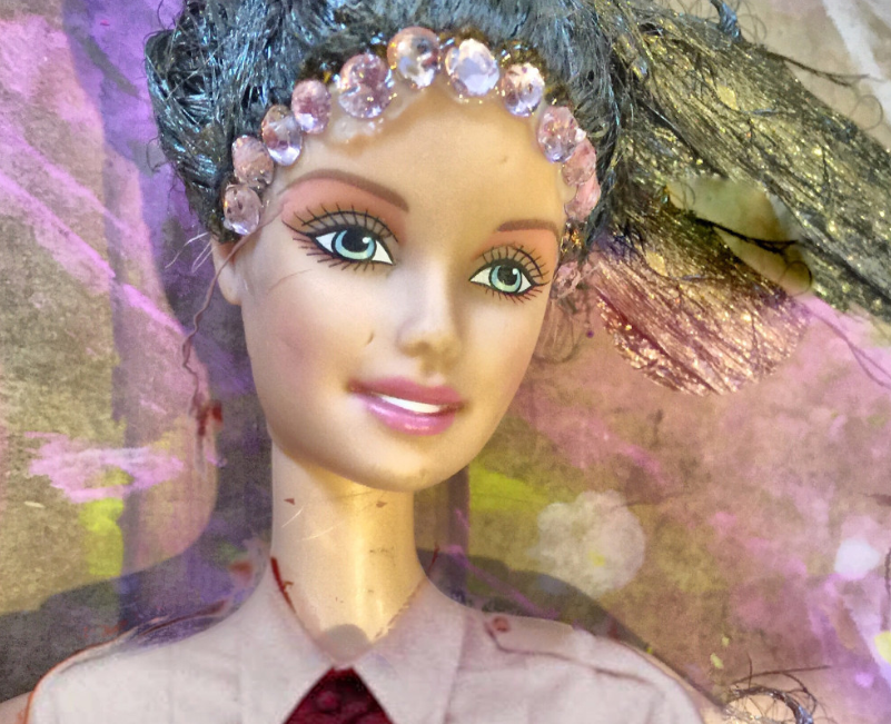 В США на уличной распродаже обнаружили коробку распятых кукол Barbie