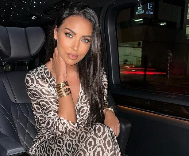 Алсу наняла адвоката Рябченко, который защищал Пелагею и Гагарину Алсу наняла адвоката Рябченко, который защищал Пелагею и Гагарину