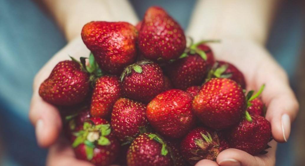 «Городэй» назвал заболевания, при которых клубника может быть опасна