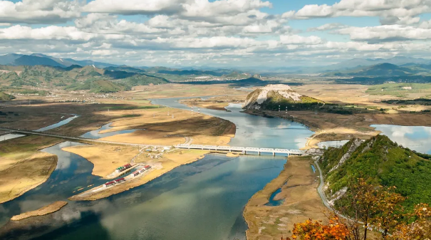 В Приморье съемочную группу фильма «Большая земля» обвинили в порче мыса Брюса В Приморье съемочную группу фильма «Большая земля» обвинили в порче мыса Брюса