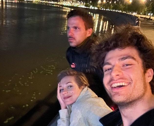 Асмус провела вечер с юными актёрами на фоне свадьбы Харламова и Ковальчук