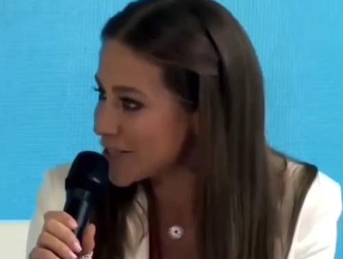 «Положила, дальше косить»: Юлия Барановская на ПМЭФ призвала россиянок рожать в поле, возмутив Сеть (ВИДЕО) «Положила, дальше косить»: Юлия Барановская на ПМЭФ призвала россиянок рожать в поле, возмутив Сеть (ВИДЕО)