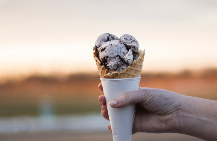 Гастроэнтеролог Кашух: Употребление мороженого не может вызвать ангину