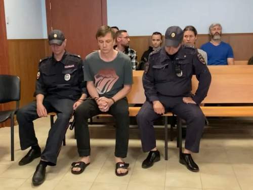 Лидера рок-группы «Пасека» отправили в СИЗО по делу о нападении на главу &laquo;Цифровых платформ&raquo; (ВИДЕО)