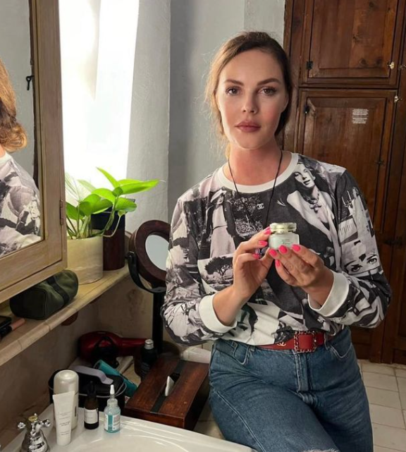 Ведущая Андреева продемонстрировала фигуру в черном топе и мини-шортах