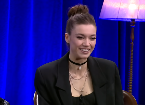 Афра Сарачоглу игрой на барабанах удивила коллег по сериалу «Зимородок»