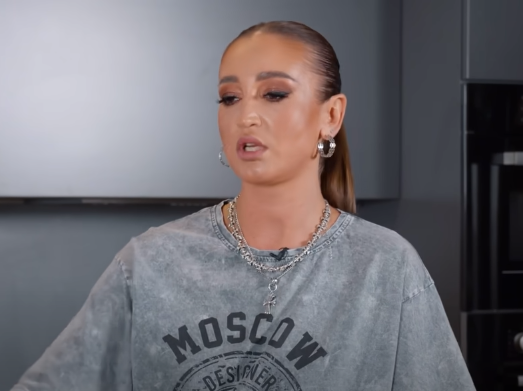 Ольга Бузова едва не упала при выходе из автомобиля на ПМЭФ Ольга Бузова едва не упала при выходе из автомобиля на ПМЭФ