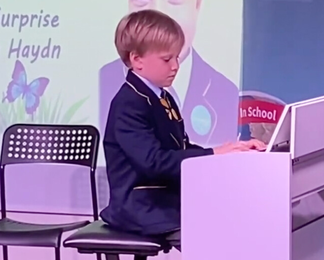 Максим Виторган показал таланты сына от Собчак на школьном празднике