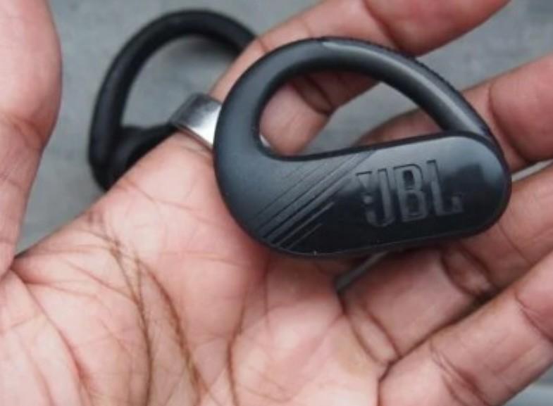 GizmoChina: JBL начала продавать в Китае Live Flex 3 со встроенным экраном