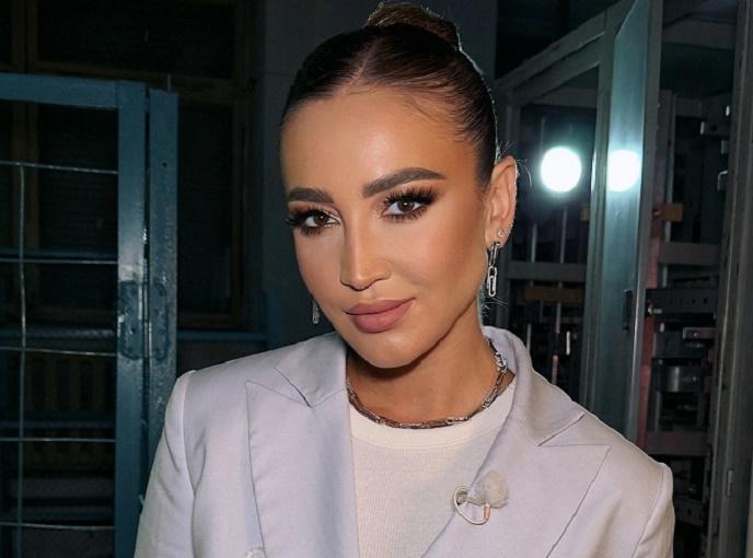 Бузова впервые вышла на сцену в Новосибирске после своего выступления полуголой