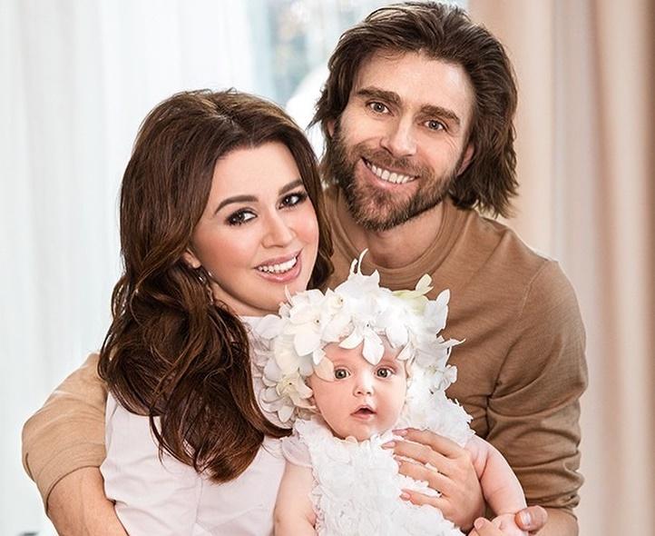 Младшая дочь Заворотнюк успокаивала горевавшего Чернышева у гроба актрисы