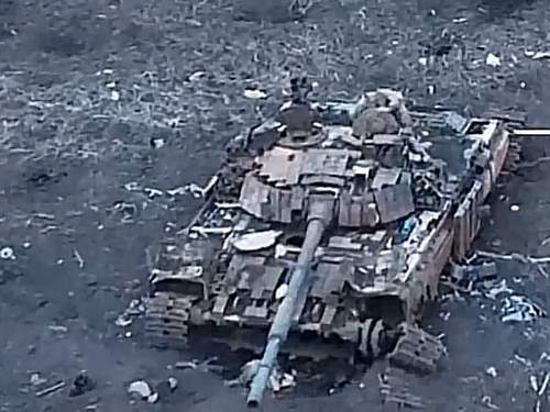 Бойцы ВС РФ две недели держали оборону в подбитом танке (ВИДЕО)