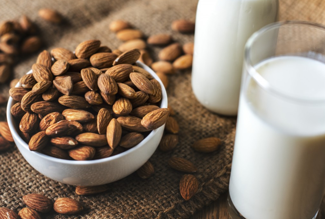 Ferra назвал пользу и вред миндального молока