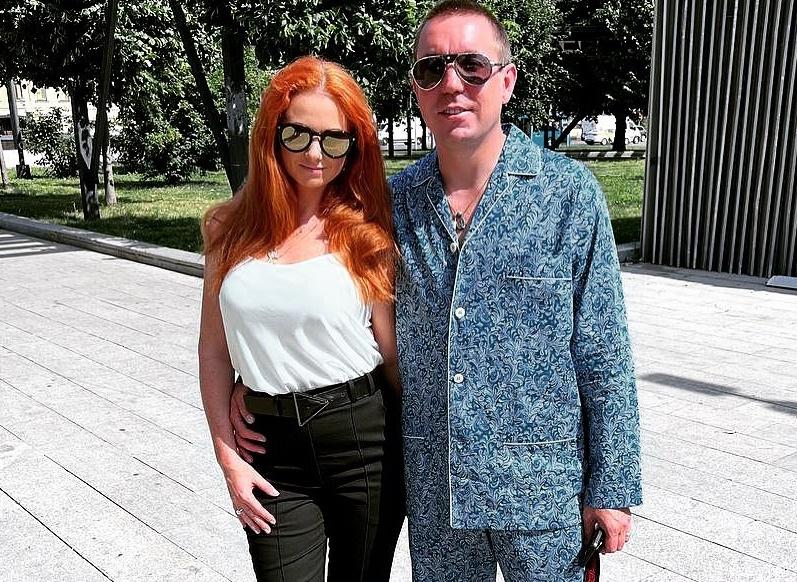 Лена Катина пришла на премию МУЗ-ТВ с двумя сыновьями и мужем