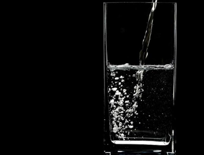 Врач Белева перечислила плюсы и минусы употребления воды во время еды