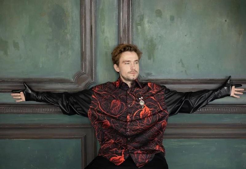 Супруга Петрова очаровала фанатов обтягивающим нарядом на крыше