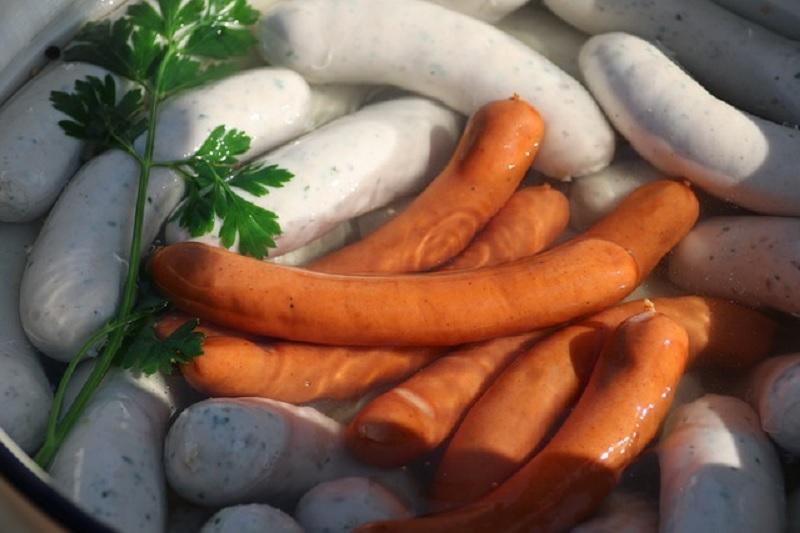 Токсиколог Кутушов назвал способы безопасной варки сосисок