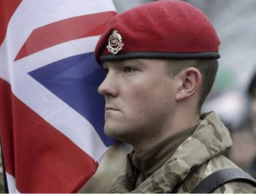 Британцы заподозрили Китай в шпионаже через кокарды на фуражках Британцы заподозрили Китай в шпионаже через кокарды на фуражках