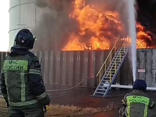 МЧС: после атаки БПЛА ВСУ в Азове горят 5 тысяч кубометров нефтепродуктов (ВИДЕО)