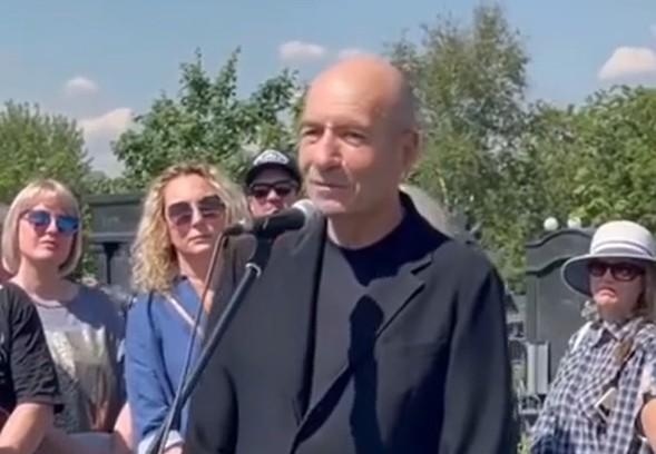 Игорь Крутой показал памятник Валентину Юдашкину в Москве