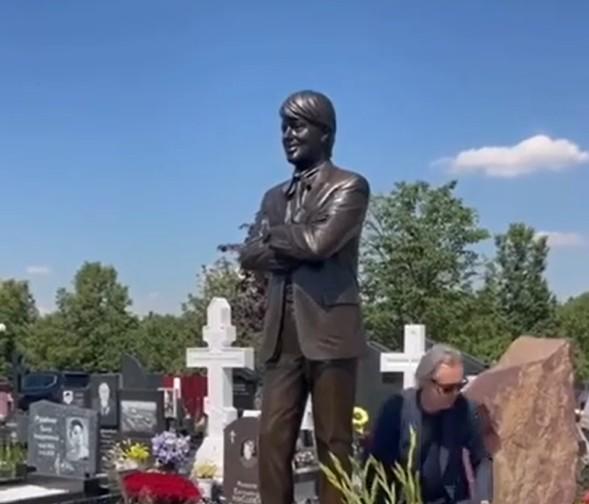 Игорь Крутой показал памятник Валентину Юдашкину в Москве