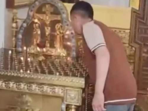 СК: в Москве мужчина потушил свечи в церкви и напал на прихожанку (ВИДЕО)