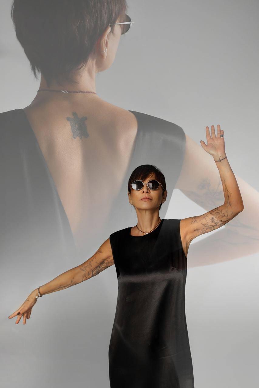 Ирина Хакамада на новых фото показала свои татуировки