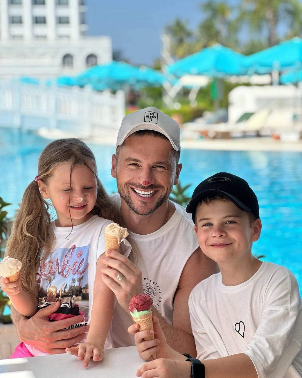 Сергей Лазарев показал фото с подросшими детьми на курорте в Турции