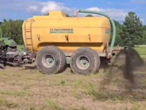 Польские фермеры разливают навоз на границе с Белоруссией, чтобы остановить мигрантов (ВИДЕО) Польские фермеры разливают навоз на границе с Белоруссией, чтобы остановить мигрантов (ВИДЕО)