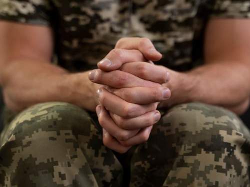 Офицеры ВСУ выдают солдатам инструкции по самоубийству на случай плена Офицеры ВСУ выдают солдатам инструкции по самоубийству на случай плена