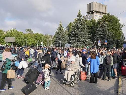 Огромные очереди на границе России и Эстонии засняли на видео (ВИДЕО)