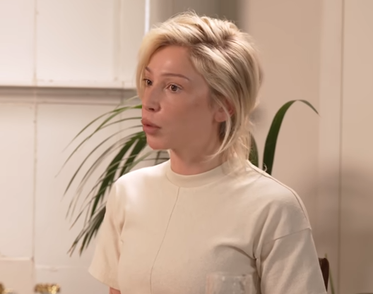 Анастасия Ивлеева сэкономила на туалетной бумаге для своего бара в Москве