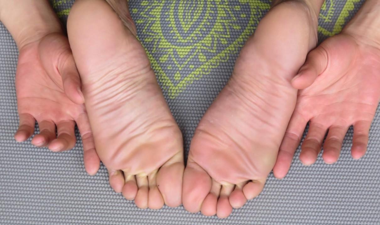 Дерматовенеролог Иванов рассказал, как избежать мозолей летом