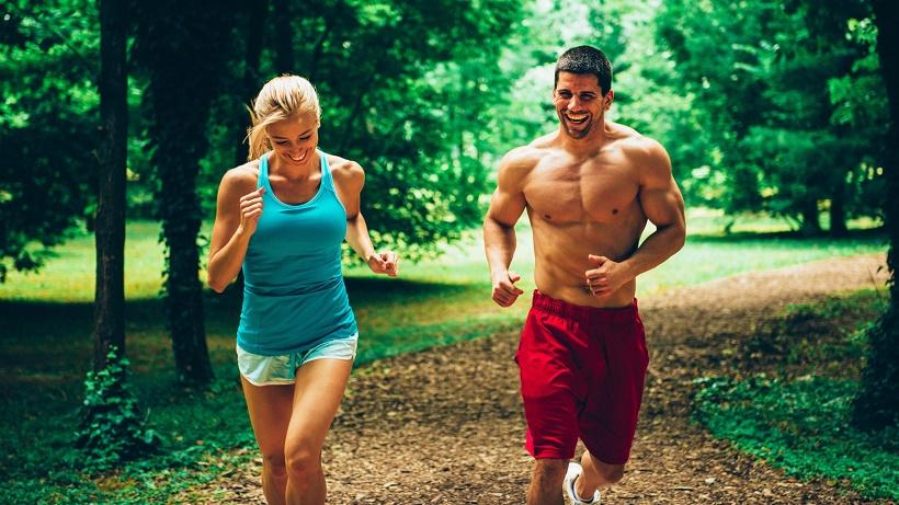 Диетолог Джордан Хилл рассказал, когда лучше есть – до или после пробежки
