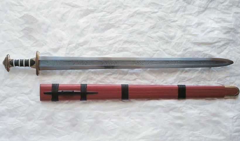 В Великобритании 81-летняя кладоискательница нашла золотой меч за 1,8 млн рубля