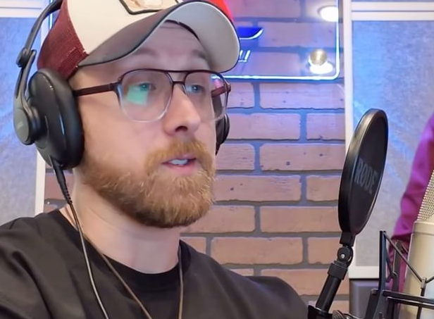 Звезда "Молодежки" Данила Якушев честно рассказал о романах с коллегами Звезда "Молодежки" Данила Якушев честно рассказал о романах с коллегами