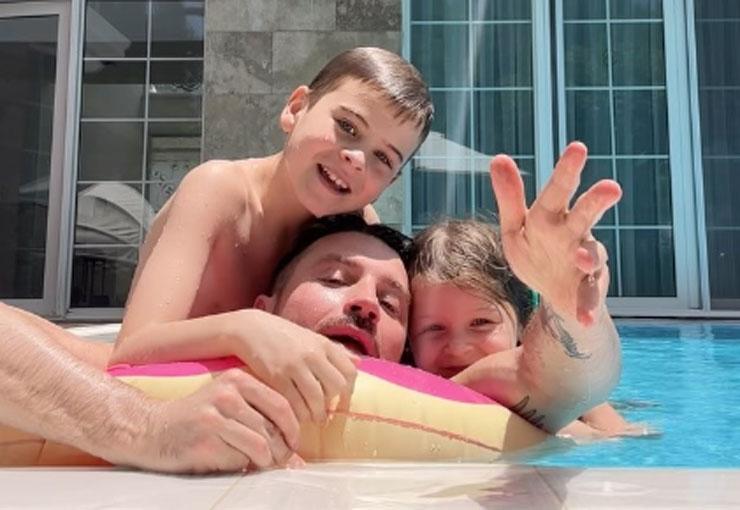 Лазарев показал своих бегущих по пляжу детей под звуки песни, посвящённой сыну